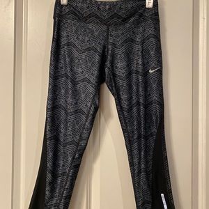 Nike cropped navy blue and black legging. Size S